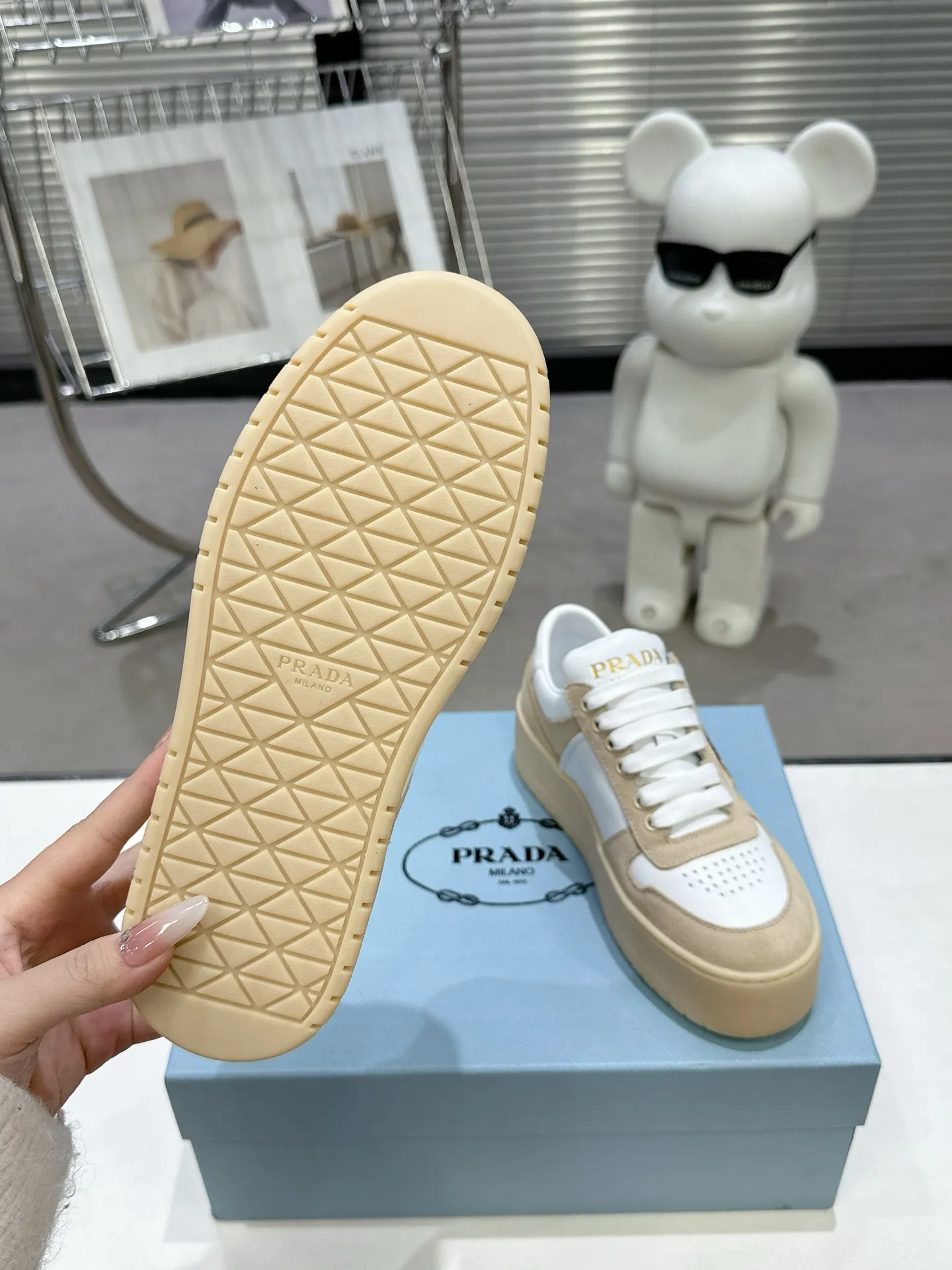 👟👟Ex-factory price 600👟👟 Prada Latest Downtown Bold series Thick-soled Platform Shoes Triangle Logo Casual Sports Shoes White Shoes Original purchase, development and production Downtown Bold sneakers are inspired by the basketball shoes of the 1980s, with sporty design and exquisite details. Crafted from perforated leather, the statement platform sole provides a unique, modern style. The Prada logo is interpreted from different angles, decorated with the iconic enameled triangular metal logo, highlighting the unique classic style. Exquisite packaging at the delivery counter🛍📦 ▪️Fabric: Original custom imported first-layer cowhide ▪️Inner lining: Original imported sheepskin ▪️Outsole: Original open-molded ultra-light foam material ▪️Sole thickness: 4.5CM ▪️Size: Women's 35-40